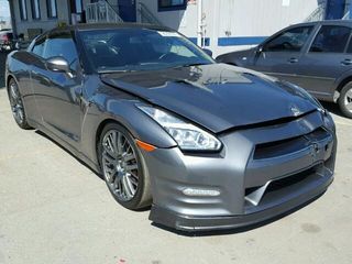 Nissan GT-R foto 1