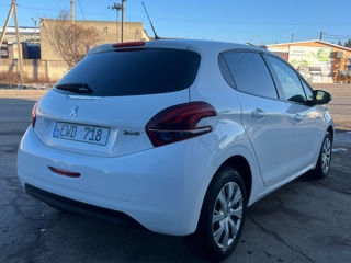 Peugeot 208 foto 4