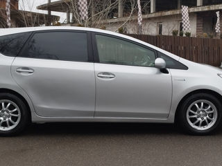 Toyota Prius v foto 4