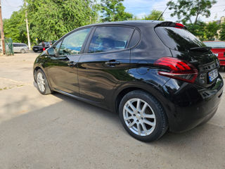 Peugeot 208 foto 8