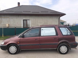 Mitsubishi Space Wagon foto 0