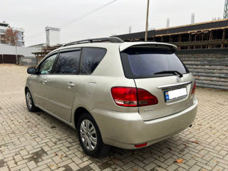 Toyota Avensis Verso foto 6