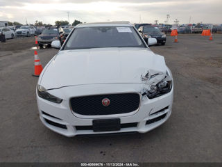 Jaguar XE foto 2