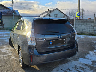 Toyota Prius v foto 3