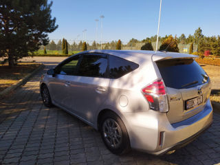 Toyota Prius v foto 8