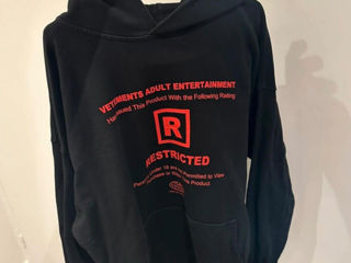 Vetements restricted