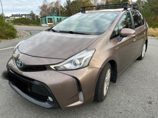 Toyota Prius v foto 2