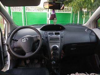 Toyota Yaris foto 2