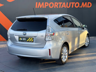 Toyota Prius v foto 6