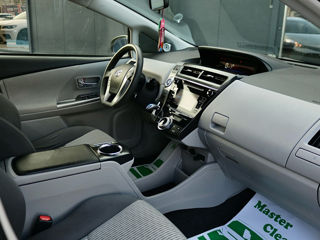 Toyota Prius v foto 9