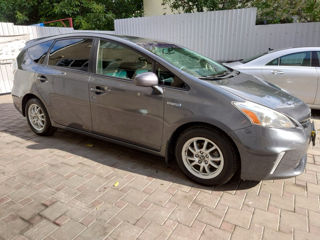 Toyota Prius v foto 5