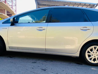 Toyota Prius v foto 2