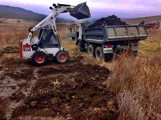 Servicii bobcat excavator  transport evacuarea gunoiului demolarea construcțiilor foto 4