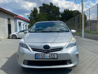 Toyota Prius v foto 1