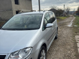 Volkswagen Touran foto 2