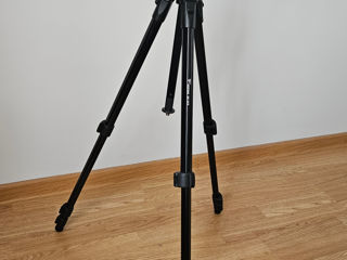 Vând tripod NOU