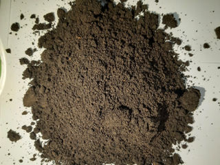 Pamant negru cernut (este si +humus) in saci de 20 kg. Pe tone de la 4.5 cuburi (zil). Calitativ.