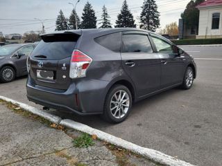 Toyota Prius v foto 3