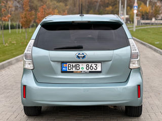 Toyota Prius v foto 6