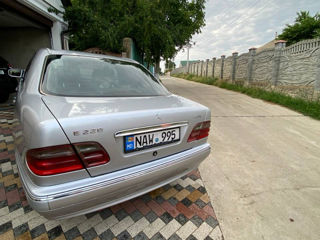 Mercedes E-Class foto 2