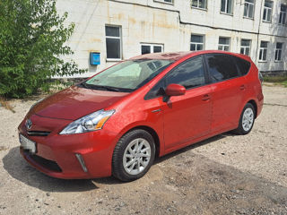 Toyota Prius v foto 2