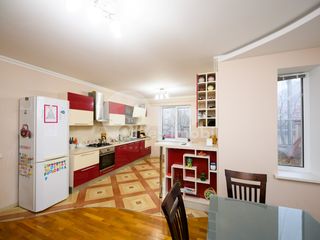 Casă în 4 nivele, 283 mp, teren 6 ari, reparație euro, Stăuceni 207000 € foto 5