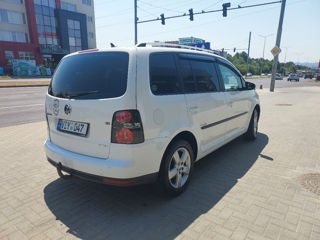 Volkswagen Touran foto 2