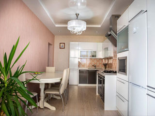 Apartament cu 5 camere sau mai multe, 200 m², Buiucani, Chișinău foto 1