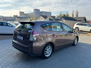 Toyota Prius v foto 2