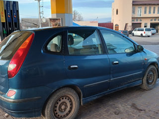 Nissan Almera Tino foto 1