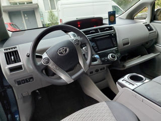 Toyota Prius v foto 6