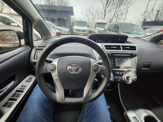 Toyota Prius v foto 19