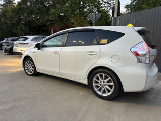 Toyota Prius v foto 2