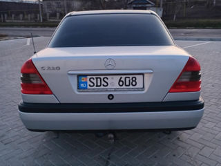 Mercedes C-Class foto 2