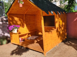 Căsuța din lemn pentru terenuri de joacă la grădiniță foto 2