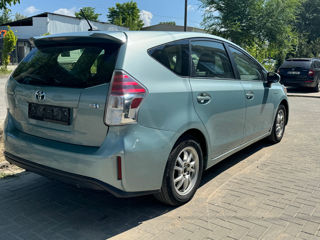 Toyota Prius v foto 8