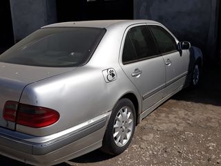 Mercedes E 210 foto 7