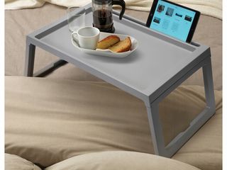 Практичный прикроватный столик для ноутбука и завтраков.