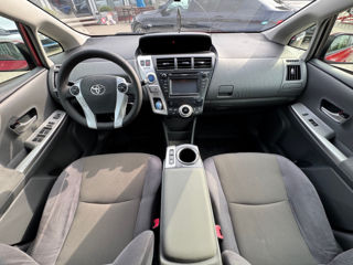 Toyota Prius v foto 9