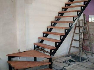Servicii de sudori produceri Scară interioară adusă și montaj lemn, balustrade foto 1
