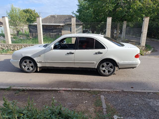 Mercedes E-Class foto 2