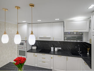 Bucătărie neoclasică alb, cu o insulă luminoasă. foto 1