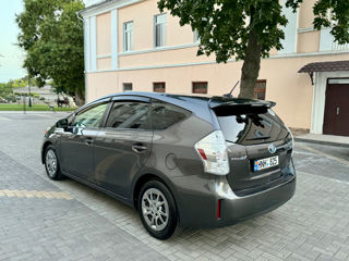 Toyota Prius v foto 8