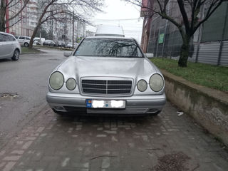 Mercedes E-Class foto 1