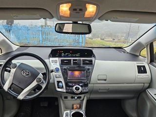 Toyota Prius v foto 6