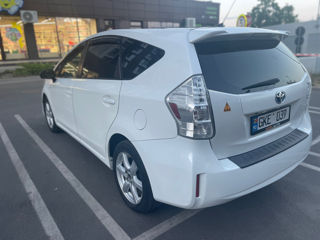 Toyota Prius v foto 6