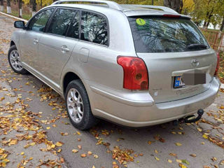 Toyota Avensis foto 4