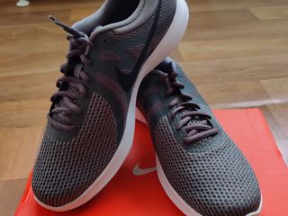Nike Revolution 4 Mens оригинальные кроссовки абсолютно новые, 44,5 размер. foto 1