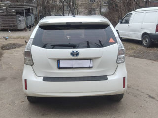 Toyota Prius v foto 2