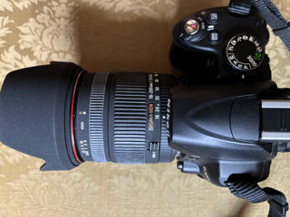 Vând Nikon D3000 - DSLR de 10.2 megapixeli, format DX